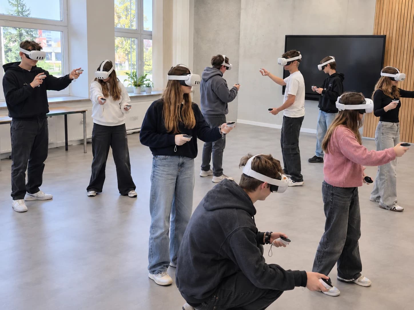 Uczniowie uczestniczą w warsztatach z goglami VR w szkolnej sali